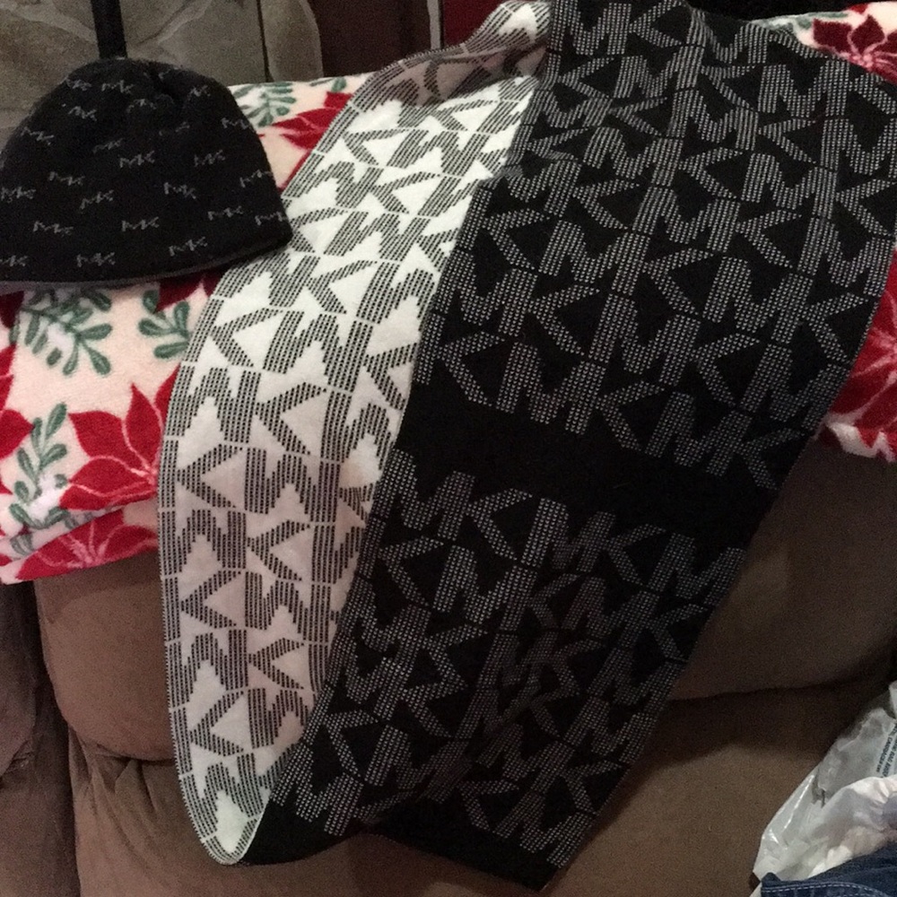 MICHAEL Michael Kors Black and White Scarf and Hat Set